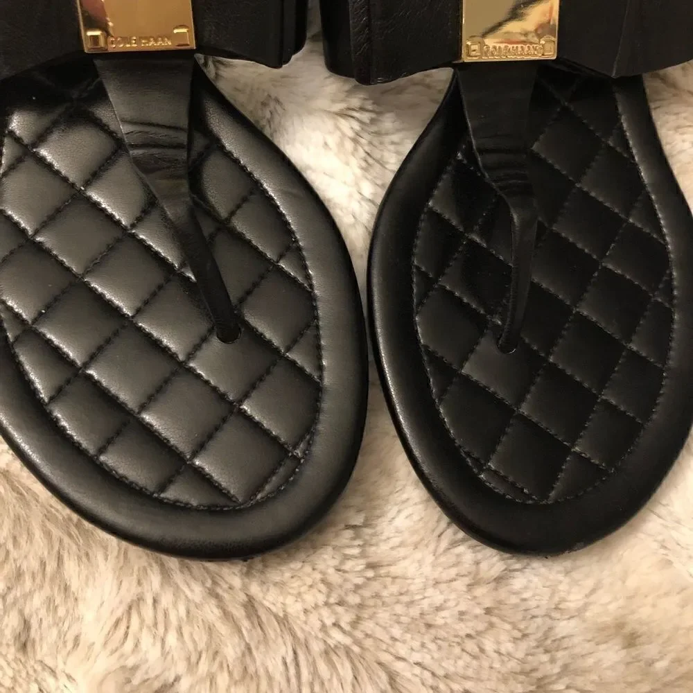 : : COLE HAAN OS GRAND Thong Sandals with Gold Tone Block Square Logo Detail : :